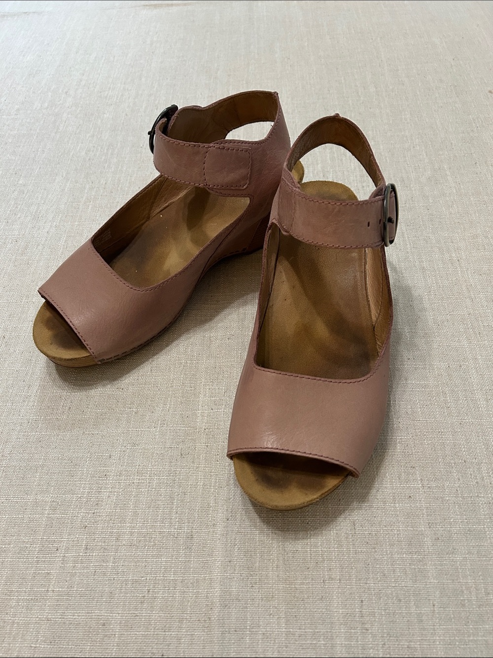 Dansko Tiana Sandals Dusty Rose Leather Wedge Big Buckle Comfort Beach Resort
